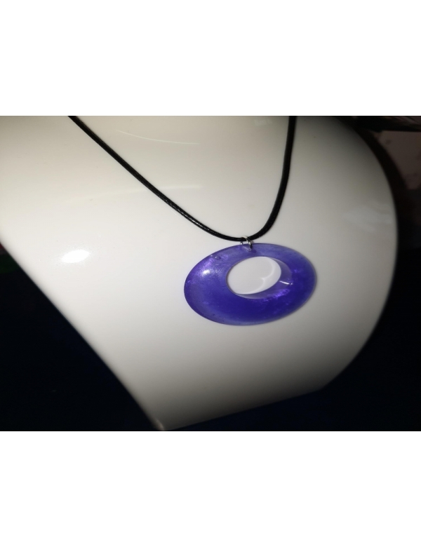 Ketting met paarse hanger in hars